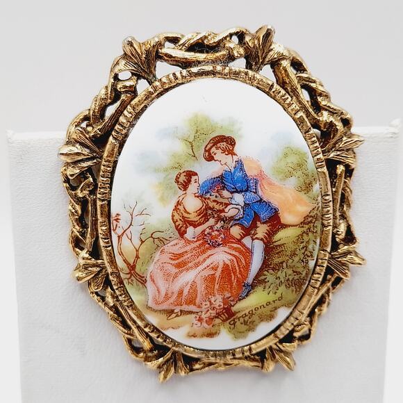 Vintage Porcelain Courting Couple Brooch Pendant Gold Tone Oval 1960s - Picture 1 of 7